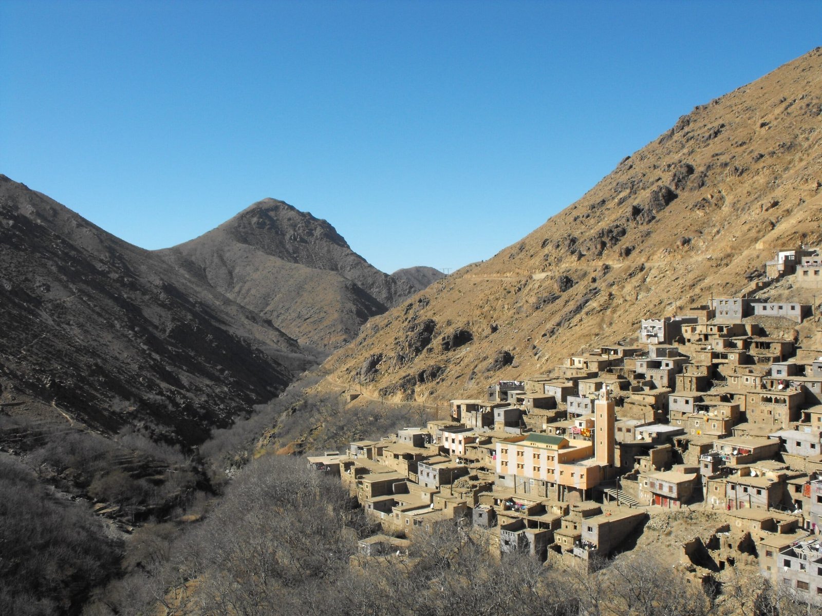 family-trek-in-atlas-mountains